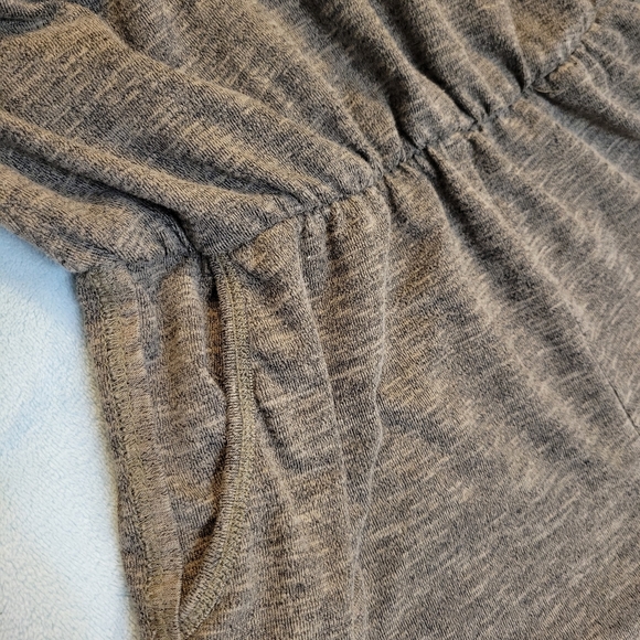 ✨️3 for $15✨️ Eclipse romper v-neck with pockets size medium in forest green - Picture 4 of 8